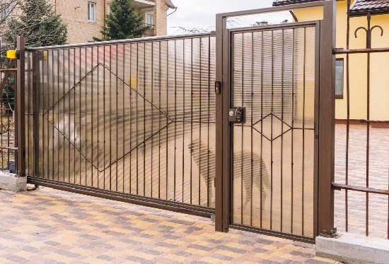 Купить ворота из профлиста с элементами ковки, с металлическими столбами в рамке или под дерево в Сосновоборске от 157785 руб